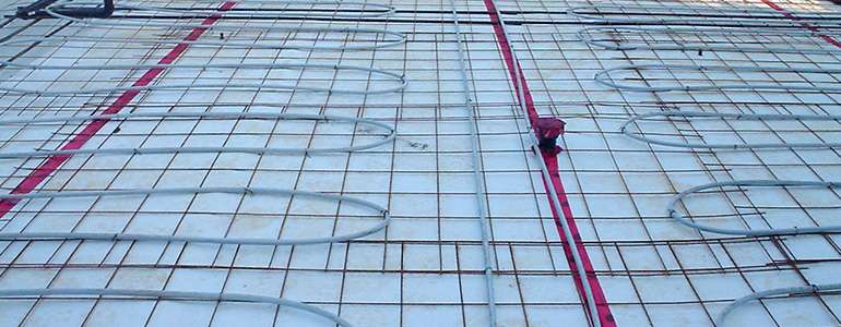 Tubes radiants hydroniques pour un plancher sur dalle
