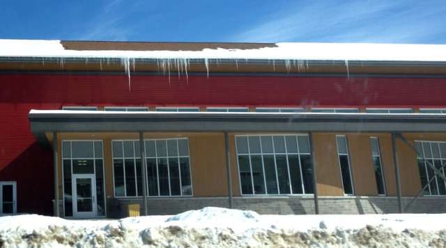 Toit non isolé avec barrage de glace