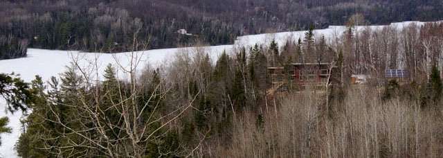 Maison hors-réseau avec vue sur la rivière