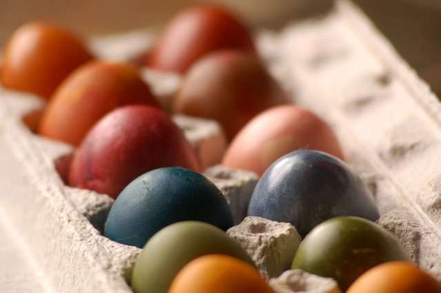 Œufs de Pâques non toxiques teints naturellement