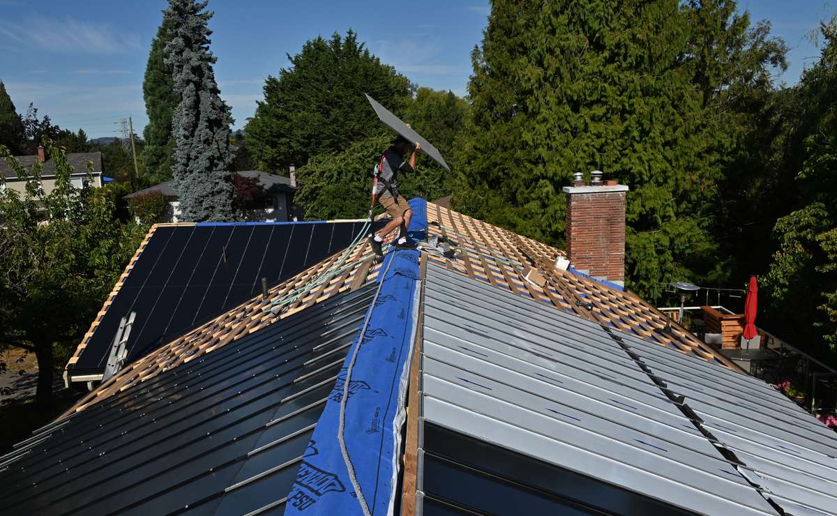 Modern residential home featuring seamless BIPV solar shingles