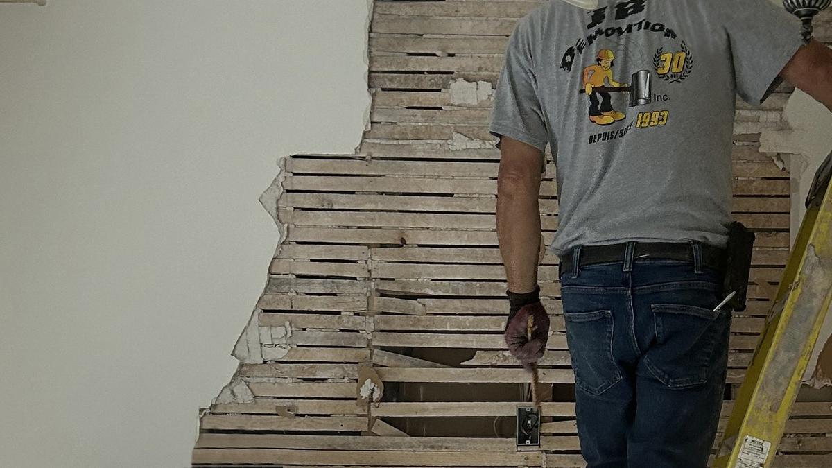 JB Demolition company déconstruisant un mur pour la rénovation d'une cuisine