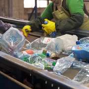 Clasificación de materiales reciclables domésticos en un centro de reciclaje