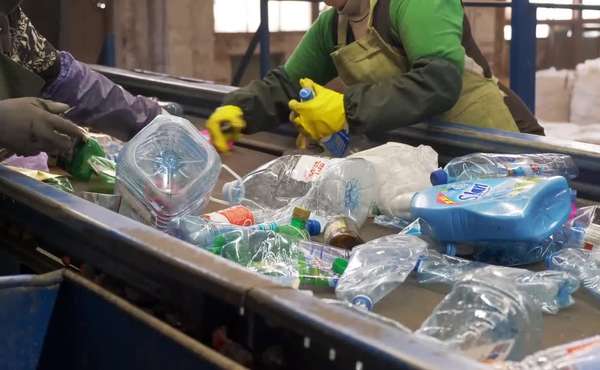 Clasificación de materiales reciclables domésticos en un centro de reciclaje