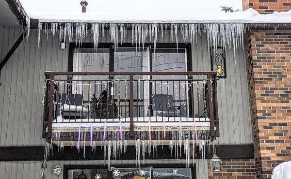 Ice dams on roofs & how to fix them