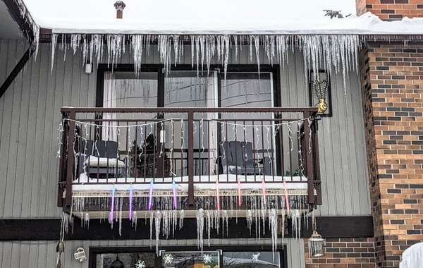 Ice dams on roofs & how to fix them
