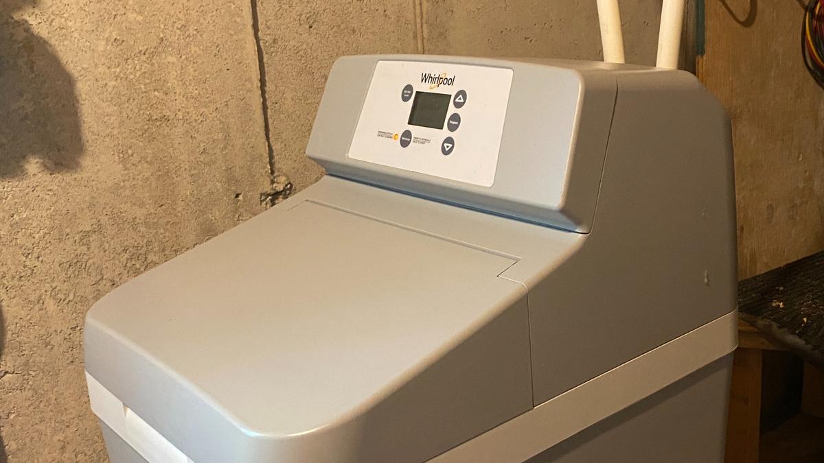 A traditional salt-based water softener with its main resin tank © Ecohome
