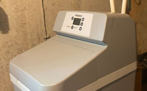 A traditional salt-based water softener with its main resin tank © Ecohome