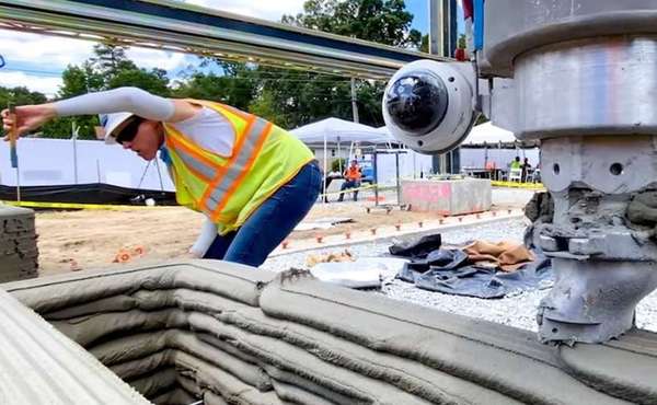 Construction of a 3D printed concrete home © all3dep.com