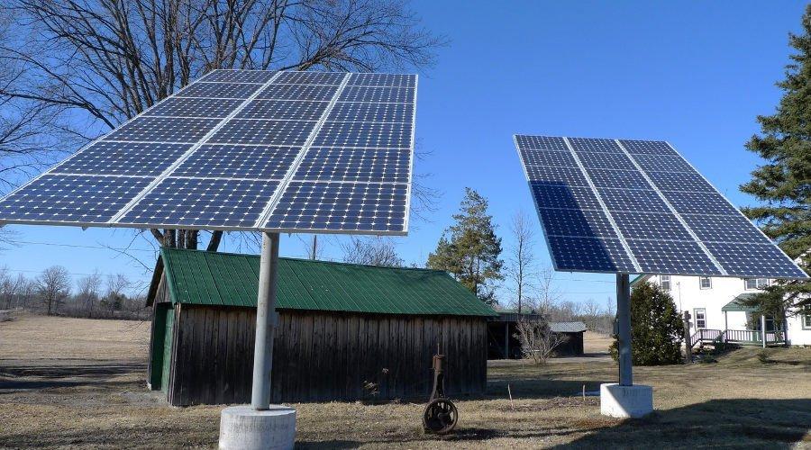 Panneaux solaires dans une cour arrière