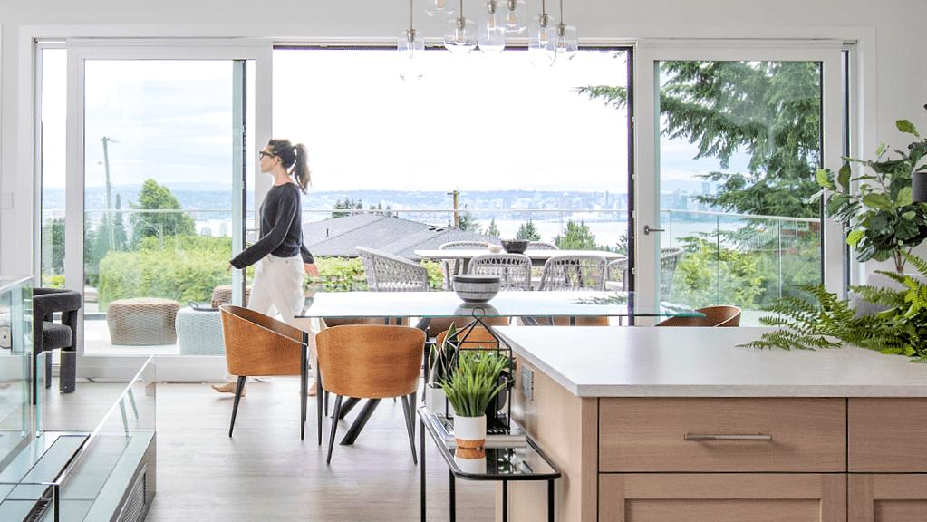 Une maison moderne et élégamment conçue à Vancouver, équipée de panneaux solaire