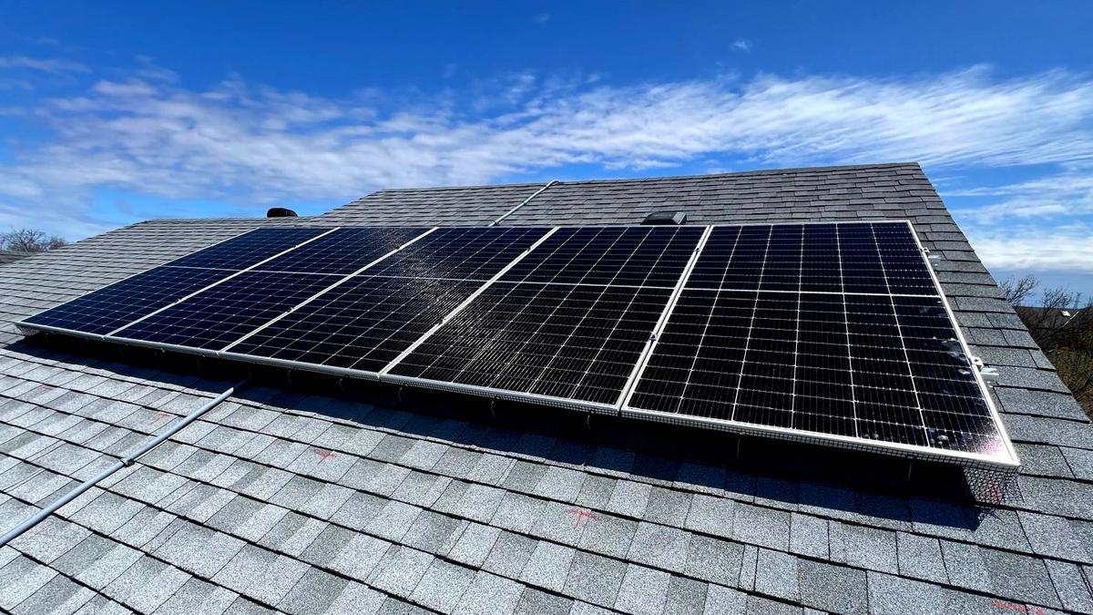Rooftop solar panel installation on a modern residential home © Solify Solar