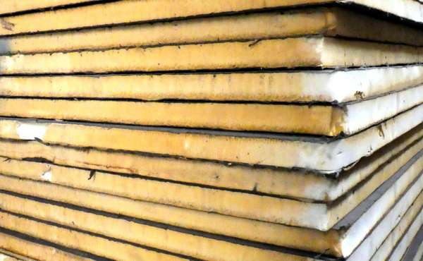 Closed-cell structure of rigid foam insulation board with trapped gas