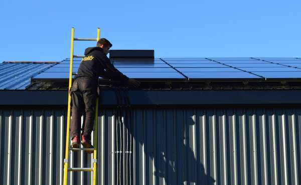 Rooftop Solar Panel Installation on a Modern Residential Home © Solify Solar