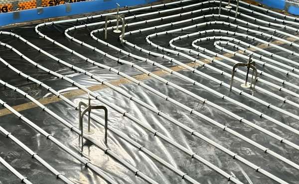 Waterproof floor screeding with underfloor hydronic heating