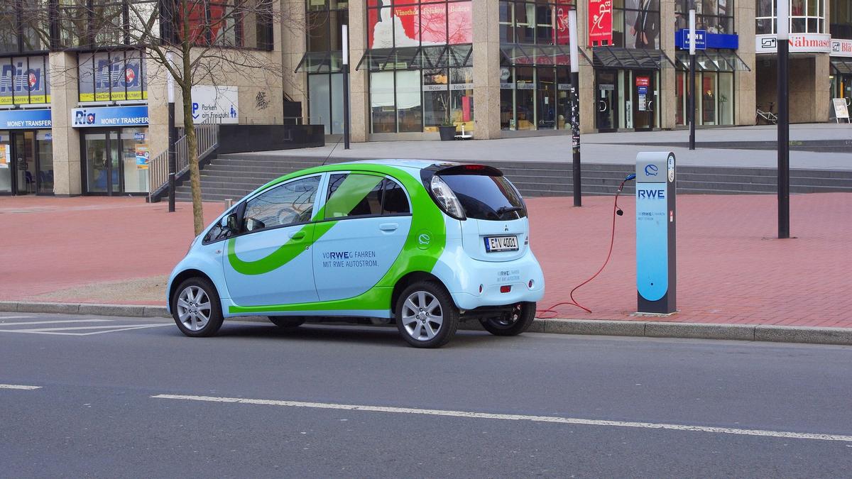 Electric vehicle charging station