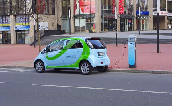 Electric vehicle charging station