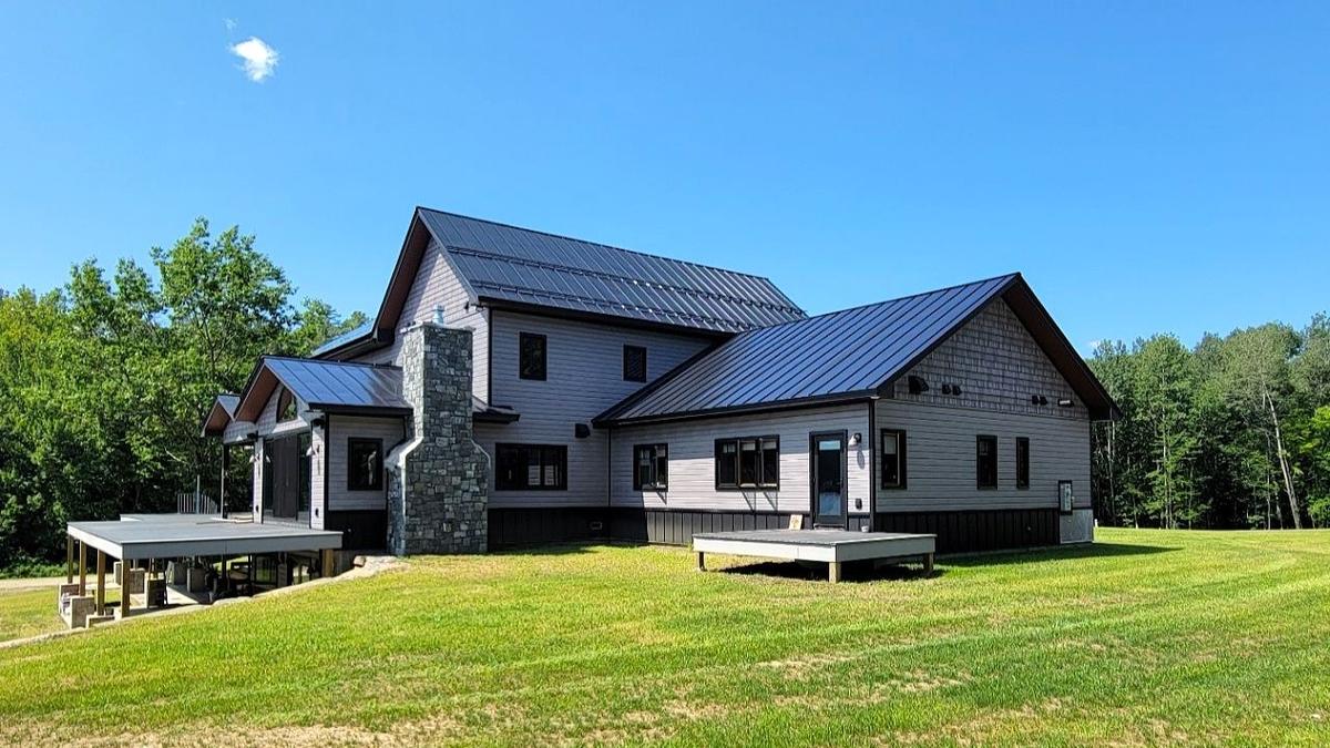 Un magnifique toit métallique à joints debout sur une maison moderne