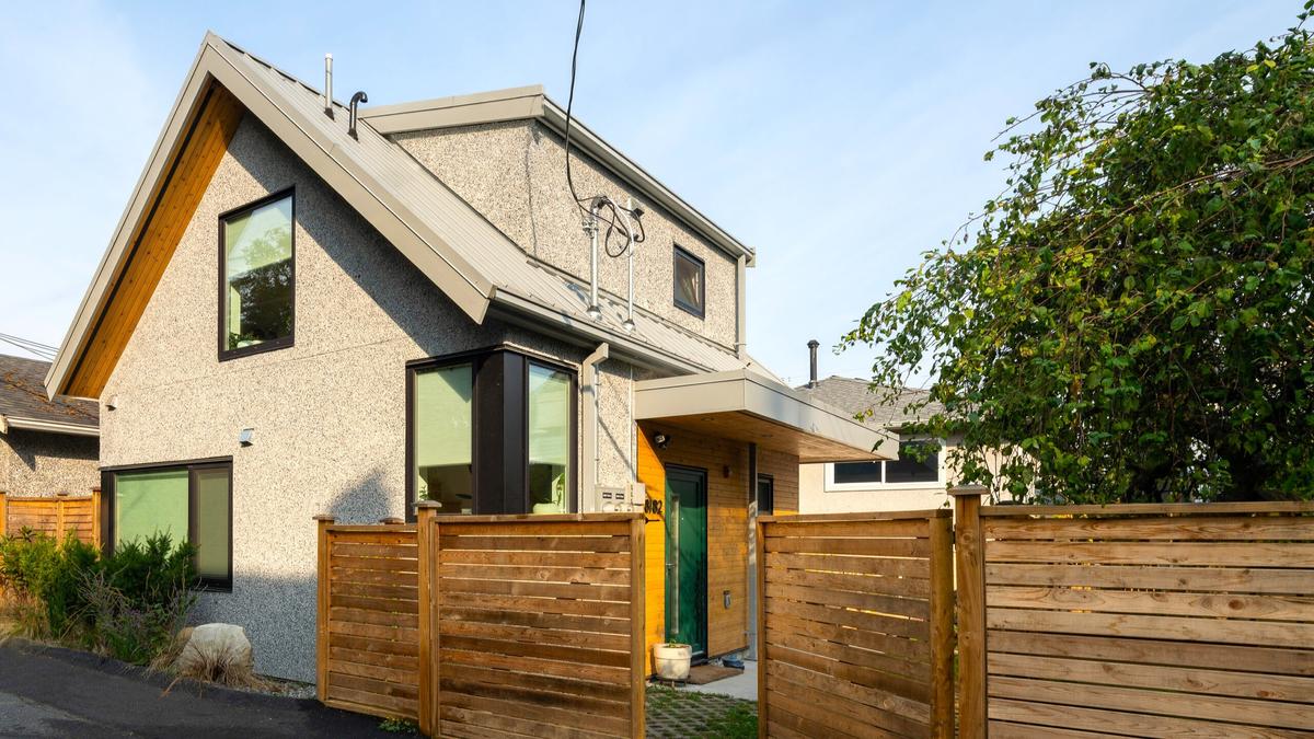 Maison de ruelle primée, au design contemporain, située dans la cour arrière