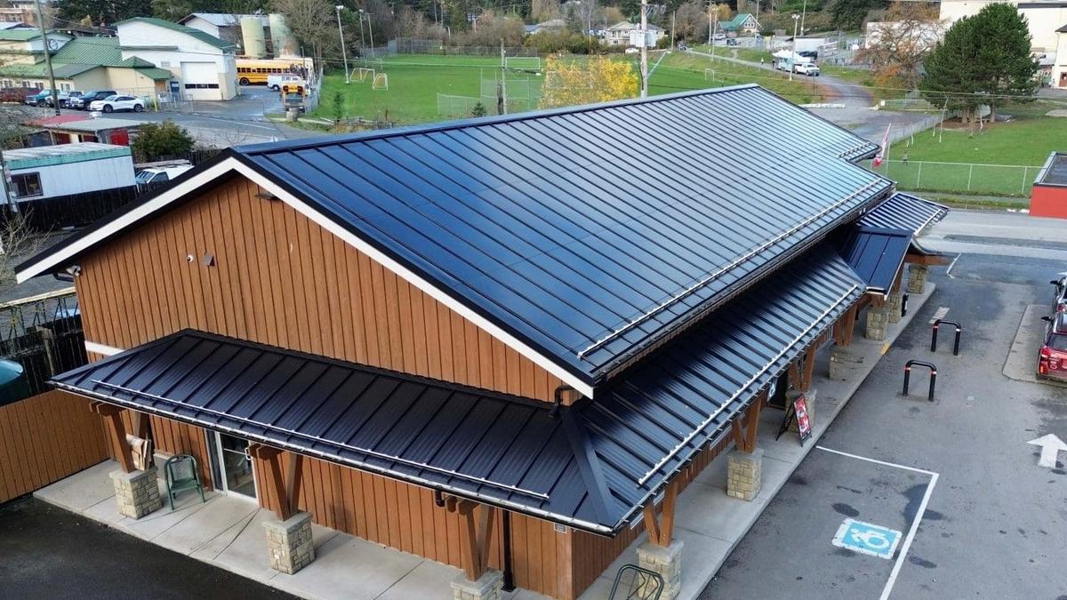 Modern residential home featuring seamless BIPV solar shingles © Shift Solar