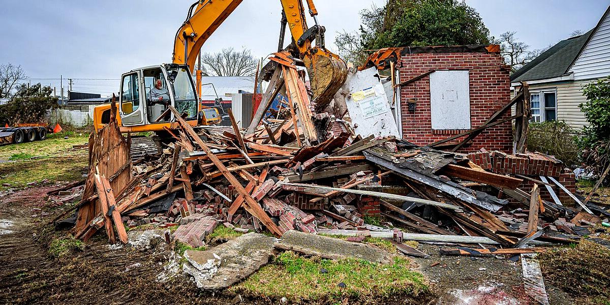 Démantèlement afin de recycler et réutiliser les matériaux de construction.