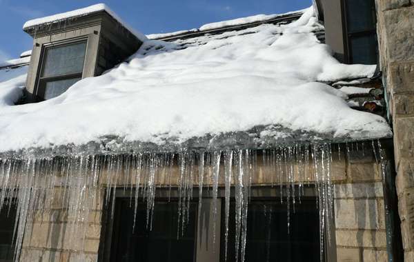 Ice dams on roofs & how to fix them