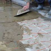 Waterproof floor screeding with under floor electric heating