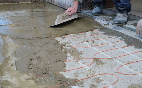 Waterproof floor screeding with under floor electric heating