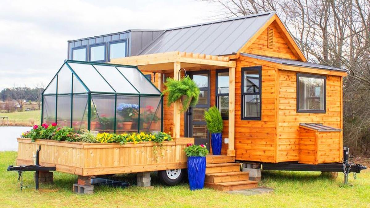 A tiny house with a greenhouse - yes it's possible!