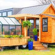 A tiny house with a greenhouse - yes it's possible!