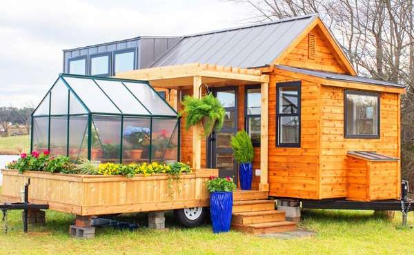 A tiny house with a greenhouse - yes it's possible!