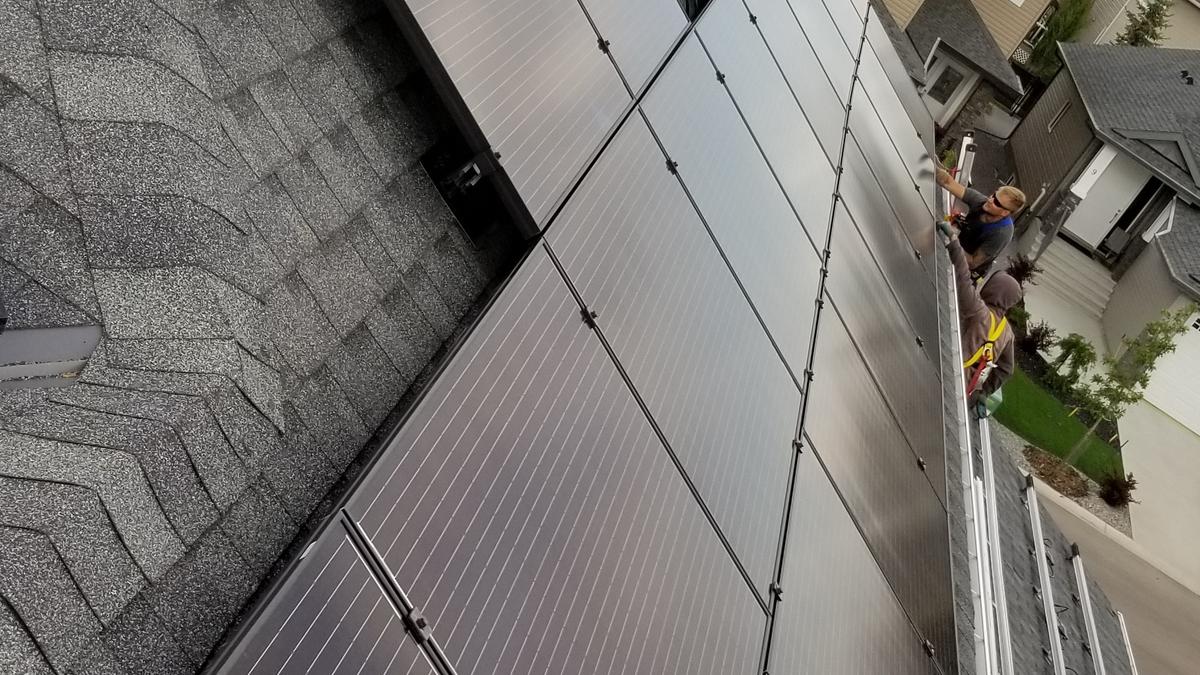 Panneaux solaires sur une maison de banlieue avec une installation complète