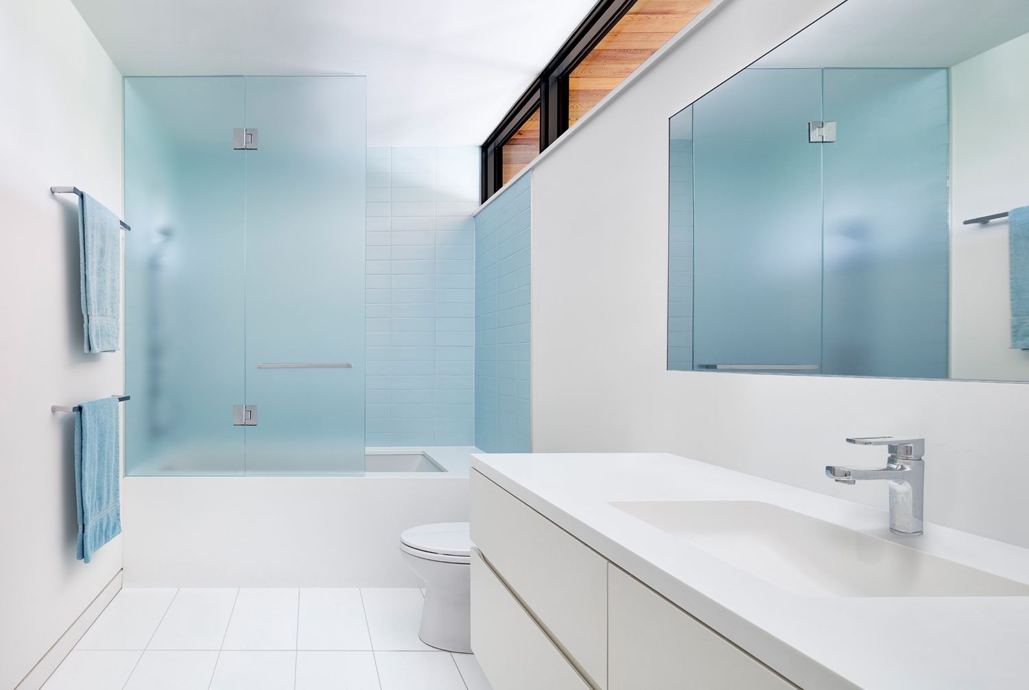 Bathroom from a Single family homes project near Toronto (Greater Toronto) by Dubbeldam Architecture + Design