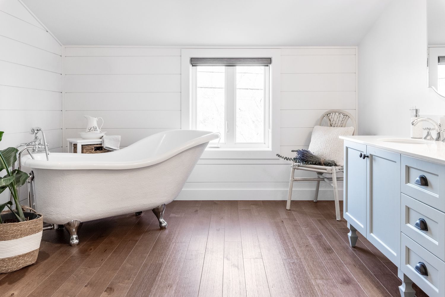 Salle de bain d'un projet de Salles de bains près de Montréal/Laval/Longueuil (Grand Montréal) de Carrière : Designer