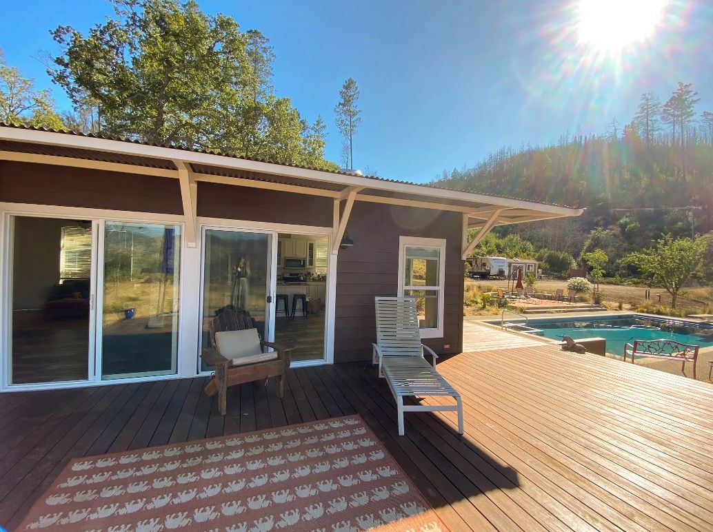Terrasse et balcon d'un projet de Unités d'habitation accessoires (UHA) près de Sacramento de Sonoma Manufactured Homes
