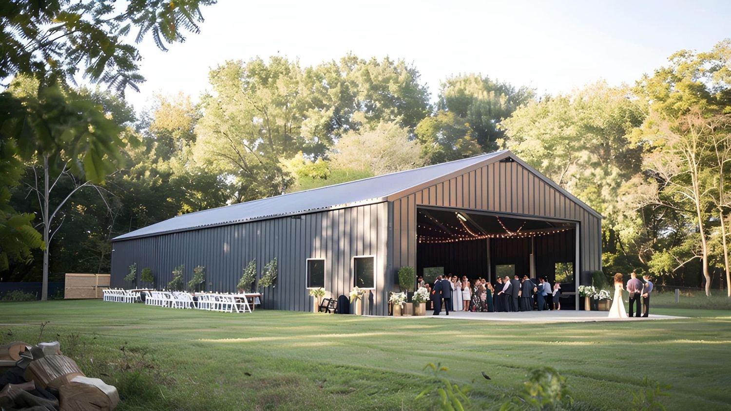 Garage et cabanon d'un projet de Maisons usinées et modulaires près de Austin de Metal America