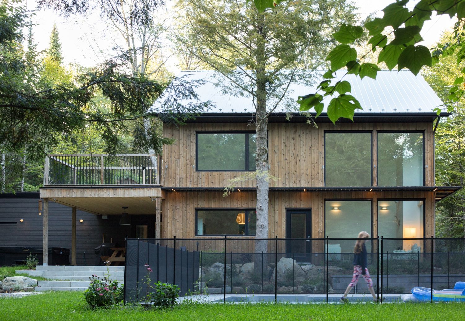 Backyard from a Single family homes project near Sherbrooke (Estrie) by UrbanEco Construction