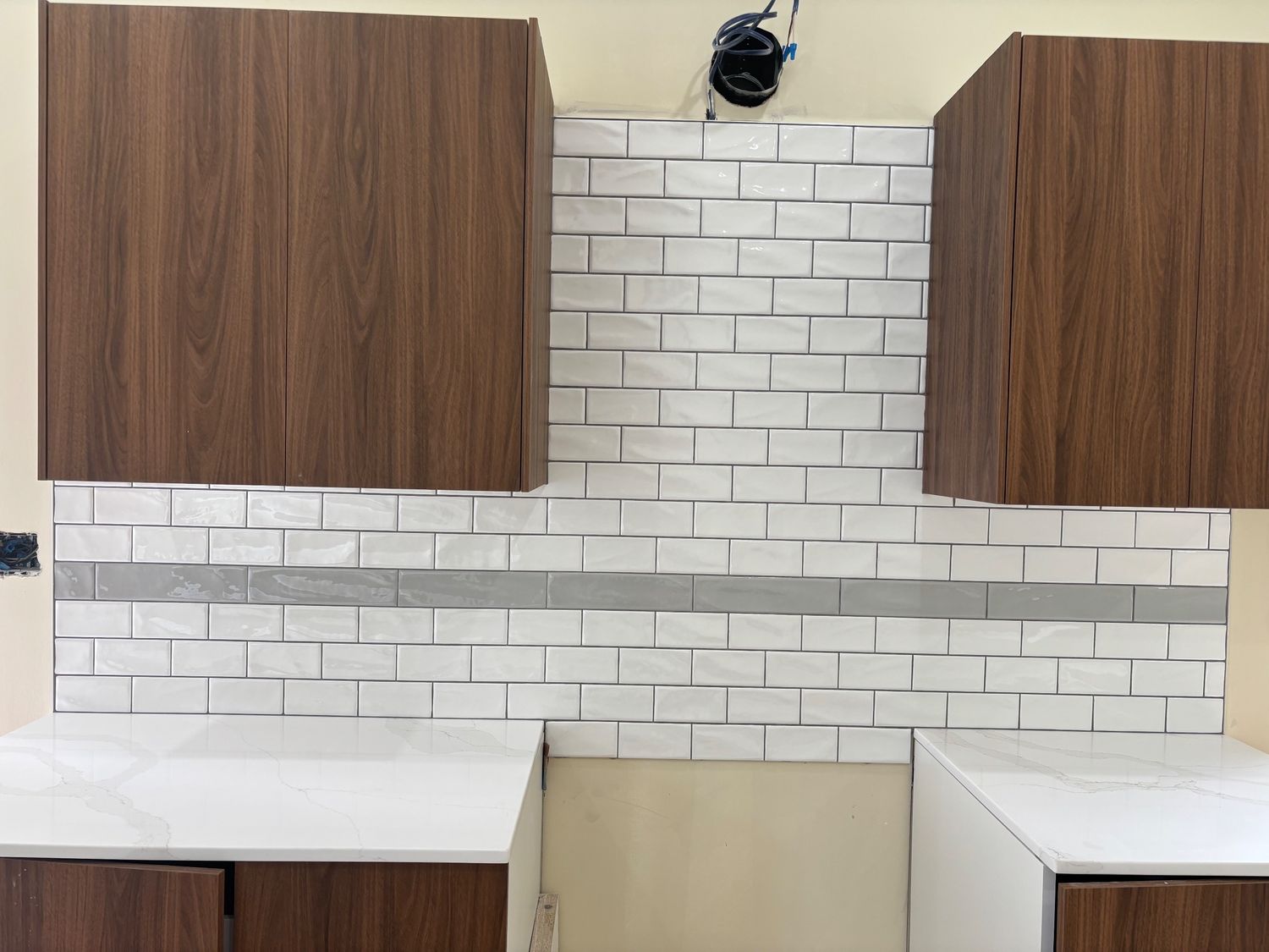 Cocina de un proyecto de tipo Edificios de departamentos y rascacielos cerca de Vancouver (Gran Vancouver) por C&M NOVOBUILD INC