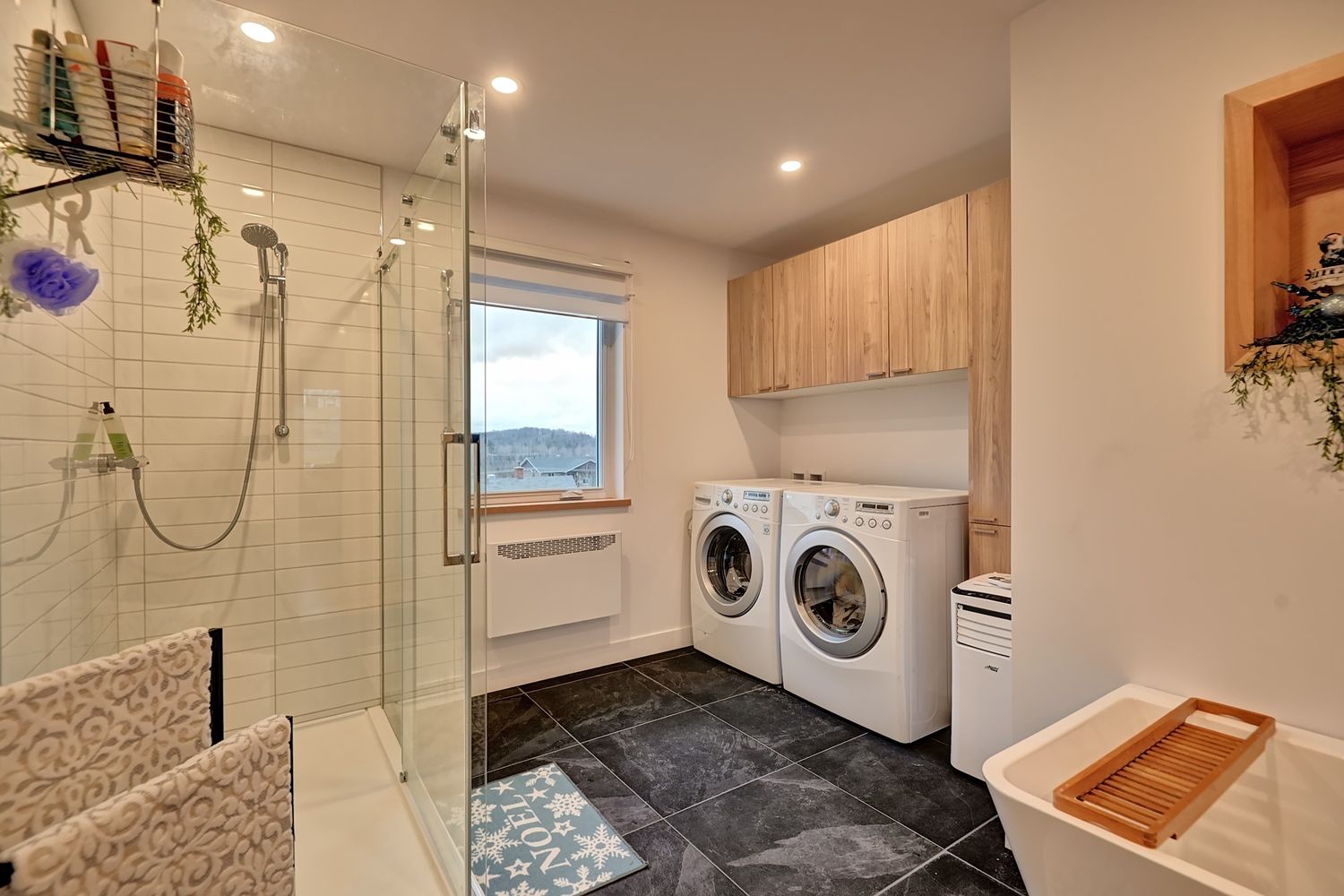 Baño completo de un proyecto de tipo Viviendas unifamiliares cerca de Sherbrooke (Estrie) por Claire Derome • courtière en immobilier résidentiel