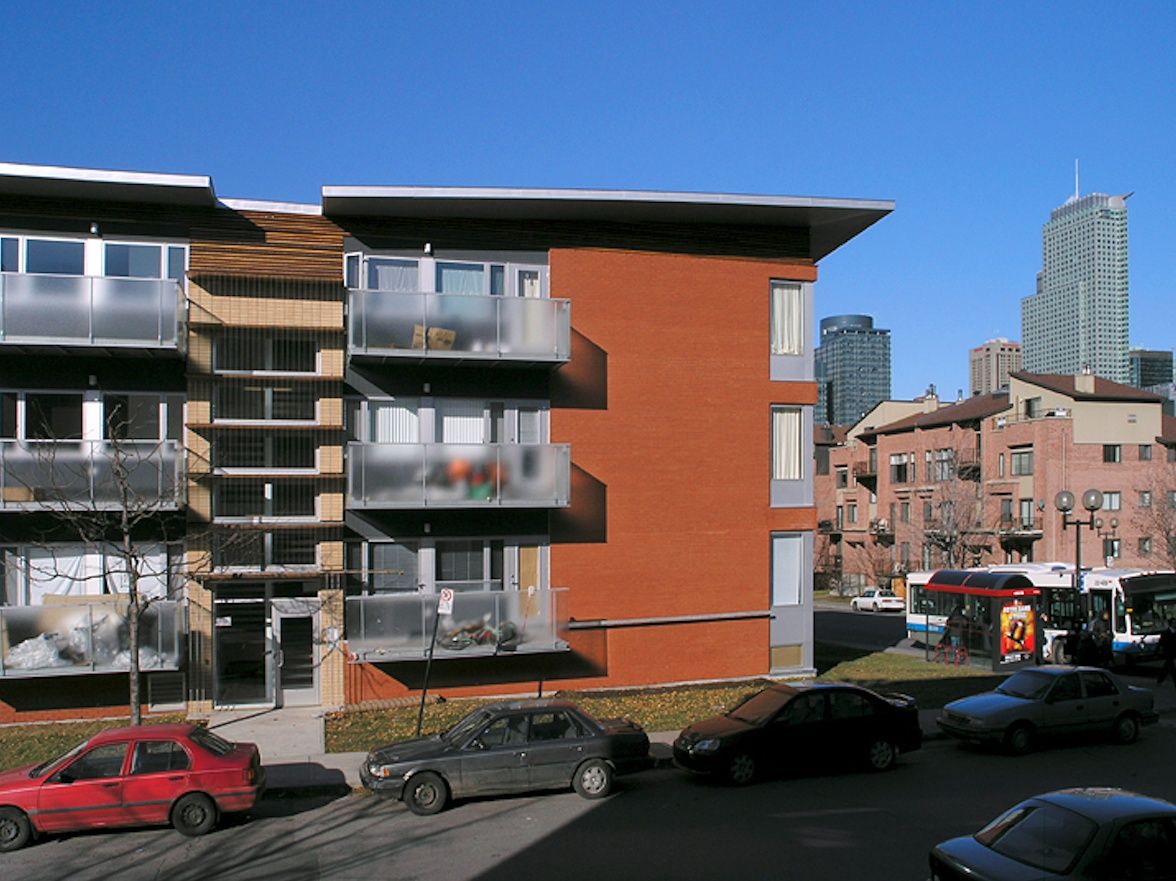 Fachada frontal de un proyecto de tipo Condominios, apartamentos cerca de Montreal (Gran Montreal) por Le Workshop | architecture + NATURE Inc.