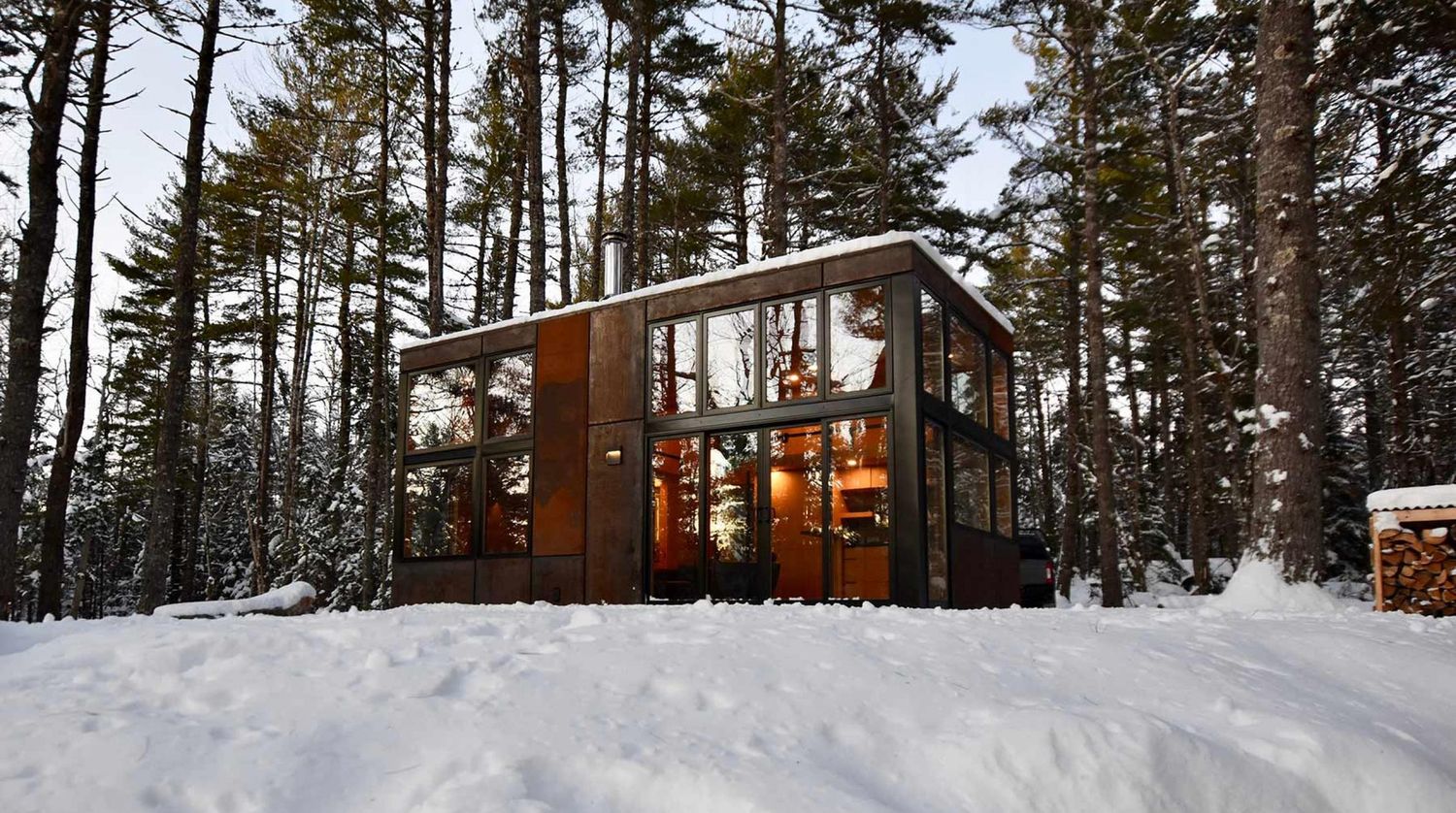 Fachada frontal de un proyecto de tipo Casas Prefabricadas y modulares cerca de Halifax por Lloyoll Prefabs