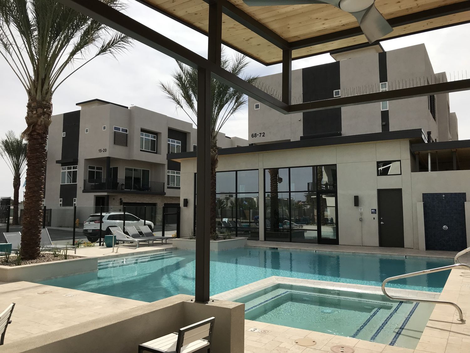 Piscina y estanque natural de un proyecto de tipo Viviendas unifamiliares cerca de Phoenix por architects LOFT