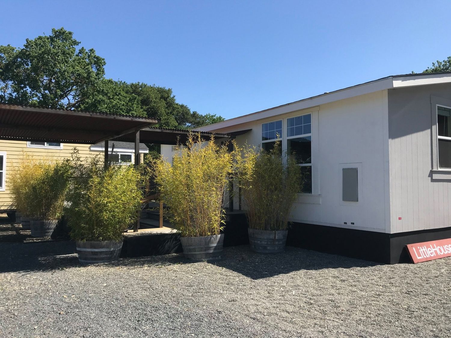 Cour avant d'un projet de Unités d'habitation accessoires (UHA) près de Bakersfield de Sonoma Manufactured Homes
