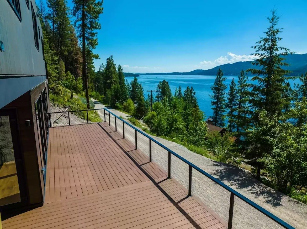 Terrasse et balcon d'un projet de Maisons usinées et modulaires près de Missoula de Built Prefab