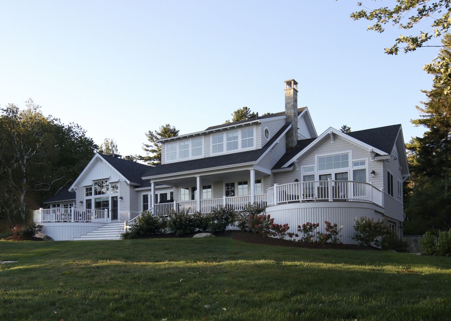 Fachada frontal de un proyecto de tipo Viviendas unifamiliares cerca de Portland por By Design