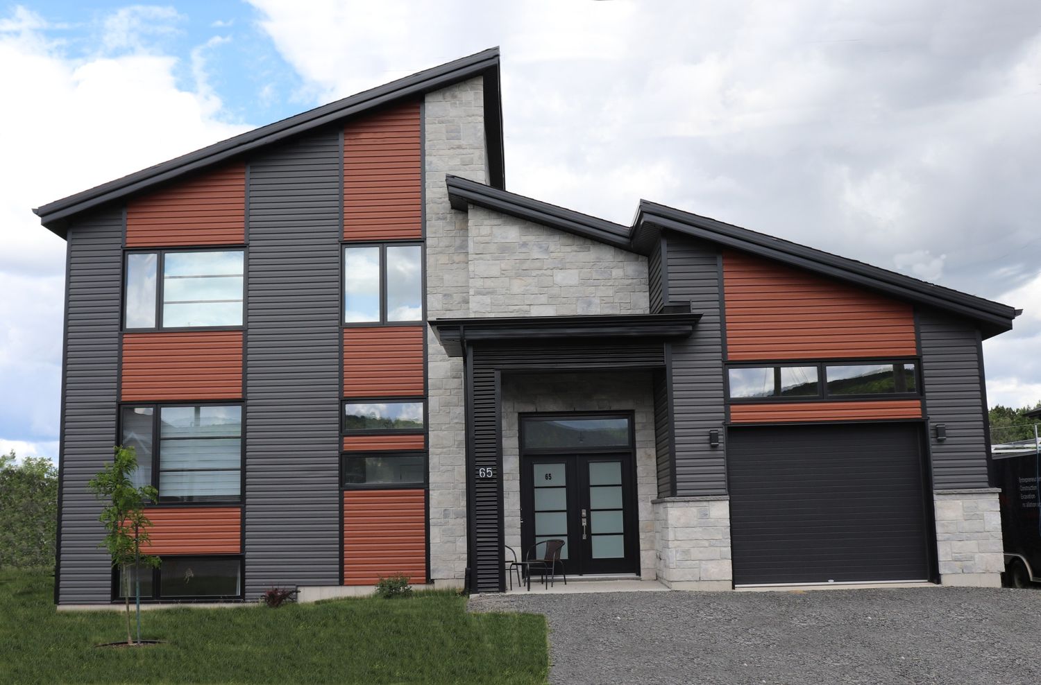 Fachada frontal de un proyecto de tipo Viviendas unifamiliares cerca de Drummondville (Centre-du-Québec) por Construction Thibodeau