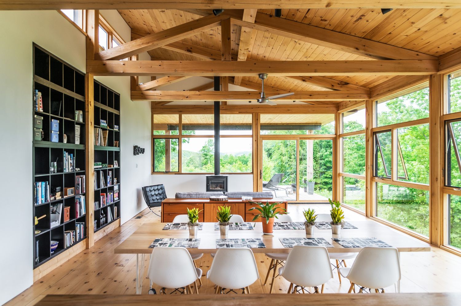Salle à manger d'un projet de Maisons unifamiliales près de Owen Sound de Legendary Group
