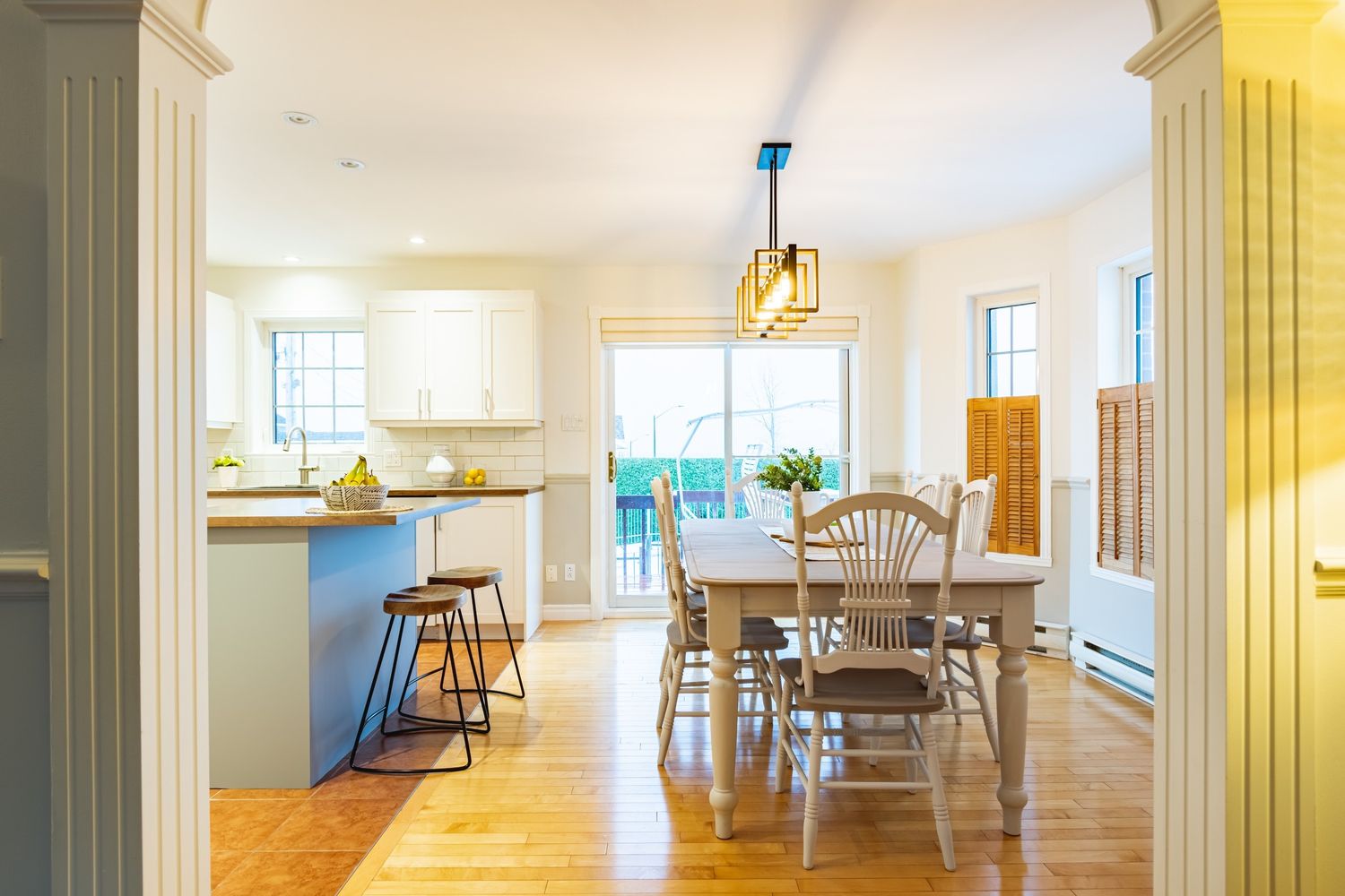 Salle à manger d'un projet de Home staging près de Québec/Lévis (Ville de Québec) de Sara Abonce-Courtier Immobilier Résidentiel et Commercial