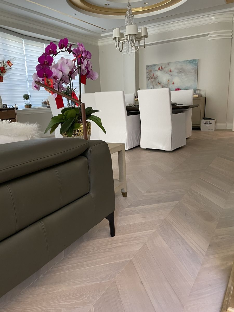 Salle à manger d'un projet de Planchers près de Vancouver (Région du Grand Vancouver) de adanac Floor Covering Inc.