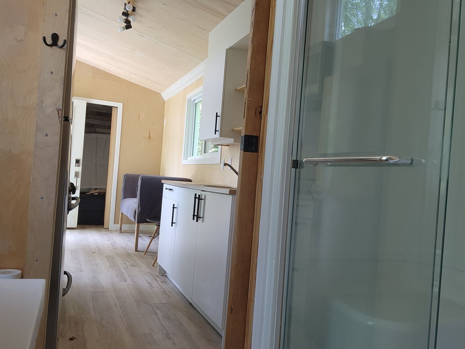 Couloir d'un projet de Maisons usinées et modulaires près de Kingston de Feris BuildTech